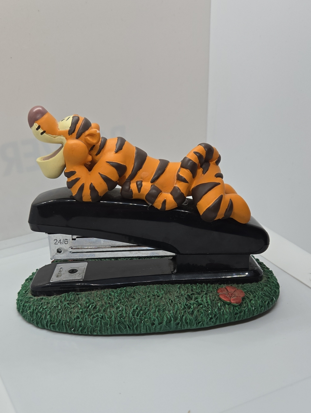 Disney "Winnie the Pooh" Tigger  Office Desk Grass Flowers Stapler - 24/6 Tiger